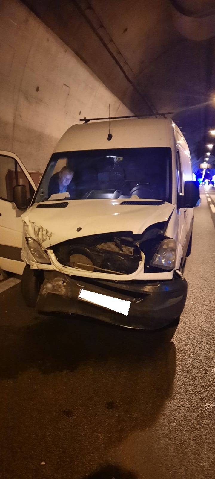 Krš i lom u Svetom Roku. Auto nakon sudara završio na krovu: 'Čekali smo 45 minuta u koloni'