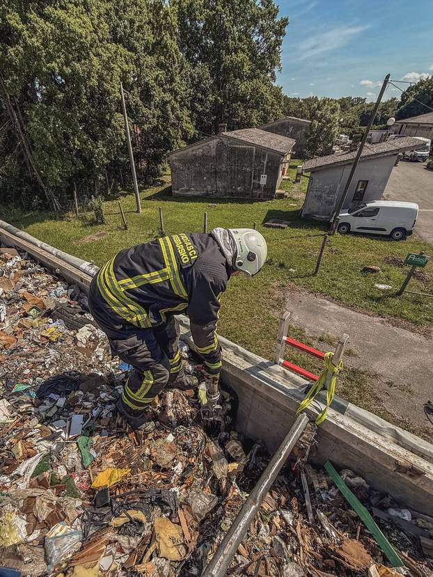 Zapalio se kamion pun smeća kod Jaske, reagirali vatrogasci