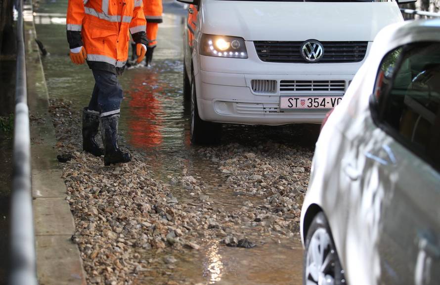 Split: Zbog puknute glavne vodovodne cijevi ulice zavrÅ¡ile pod vodom