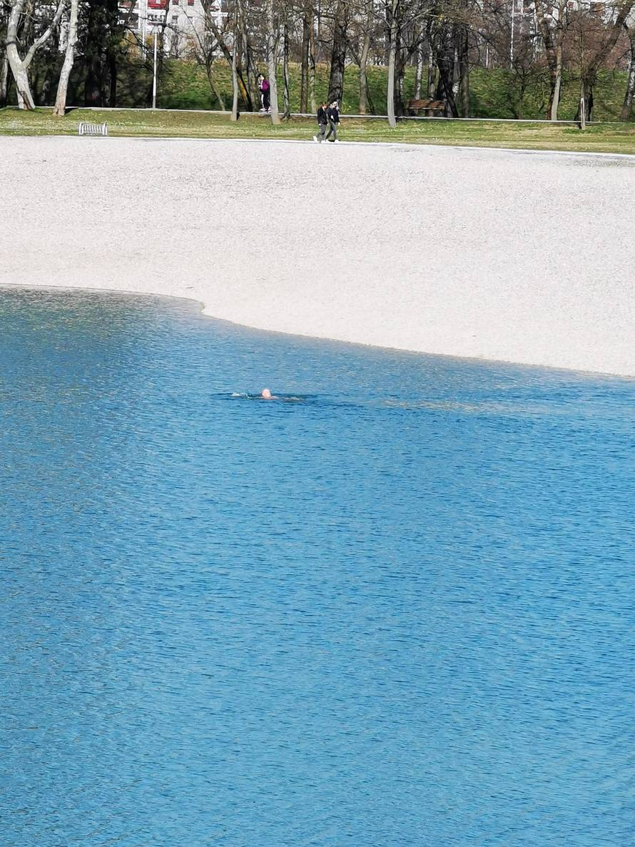 Prvi ovogodišnji kupač: Brčkao se na 13 stupnjeva u Bundeku