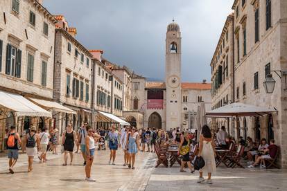 U Dubrovnik dolazi sve više turista, a počele su i prve gužve
