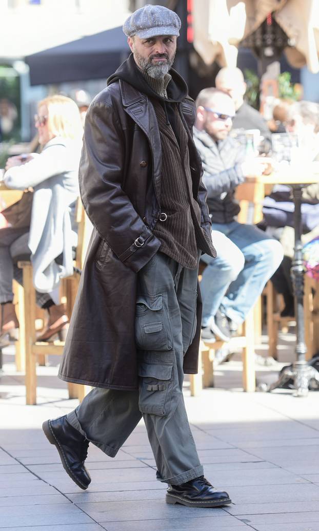 Zagreb: Damir Karakaš tijekom sunčanog dana odlučio se za dugačak kaput