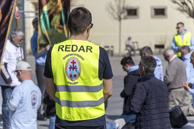 Osijek: Molitelji i protuprosvjednici okupili se ispred konkatedrale