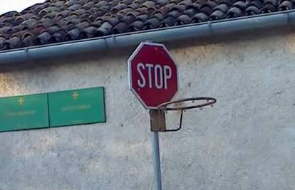 Na znak 'stop' u raskrižju stavili košarkaški obruč