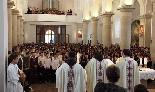 ANKETA Koliko novca smatrate da je pristojno dati za krizmu?