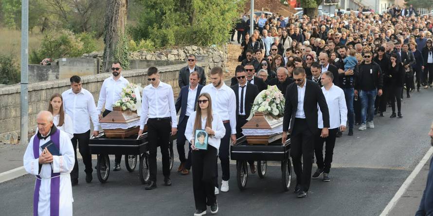 FOTO Prugovo zavijeno u crno: Sahranili sestre Anku i Andreu koje je usmrtio pijani vozač