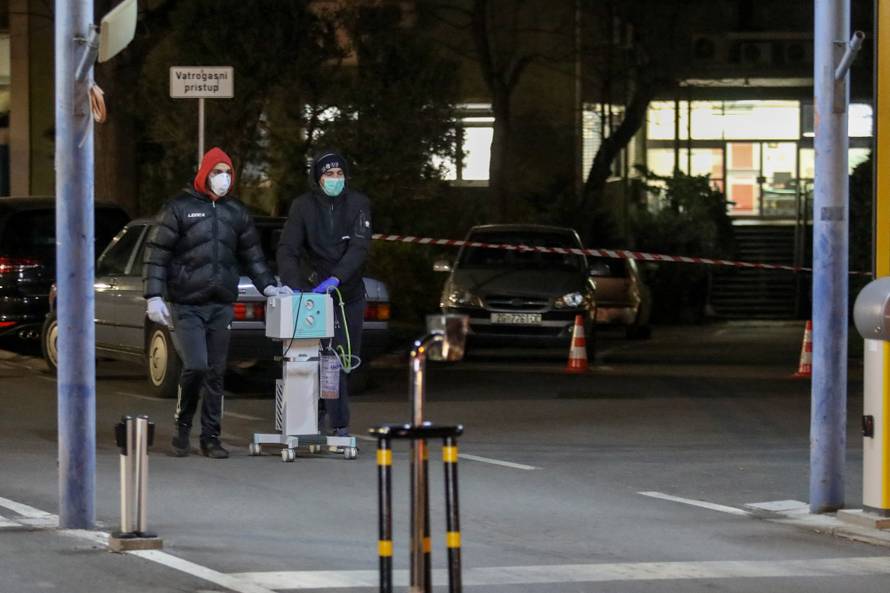 Zagreb: Pripadnici navijačkih skupina pomažu u seljenju Klinike za plućne bolesti na Jordanovcu