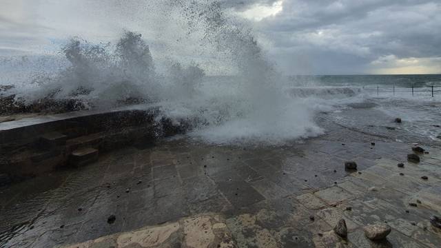 Jaki valovi potopili Lungo Mare u Opatiji i izbacivali kamenje