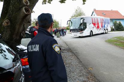 FOTO Nasmiješeni predsjednik Hajduka u Grubišnom Polju, uz njega i klupski šef osiguranja