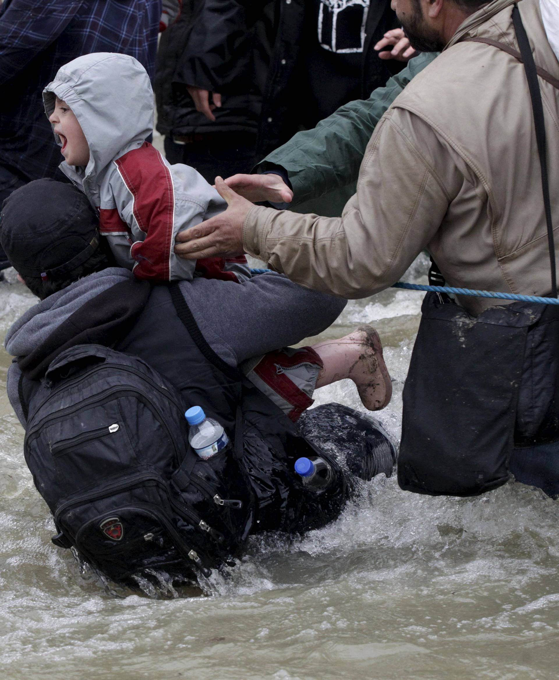 Migranti ulaze u Makedoniju: Nabujala rijeka uzela tri života