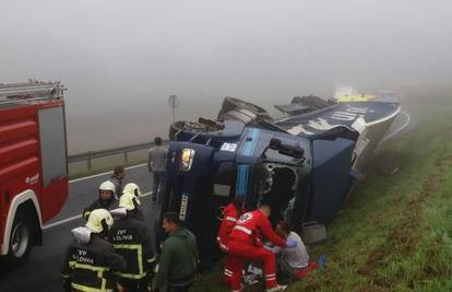 Brzo ušao u zavoj, prevrnuo se: Spašavali ga vatrogasci i Hitna