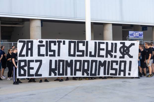 Osijek: Prosvjed Kohorte ispred Opus Arene