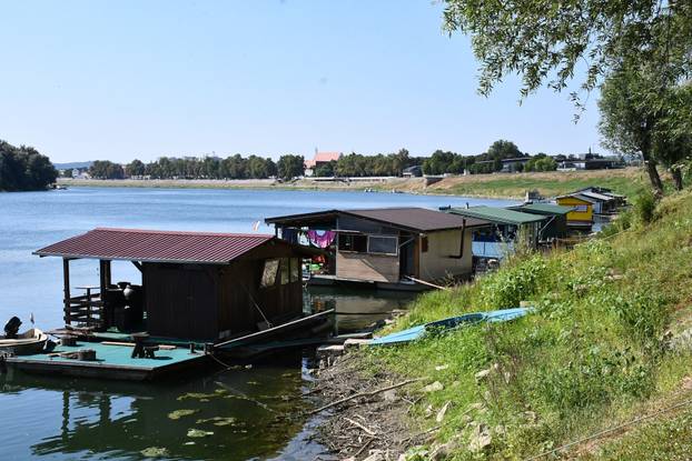 Slavonski Brod: Splavarska ulica jedinstvena je u Hrvatskoj, uz Savu se niže stotinjak splavova