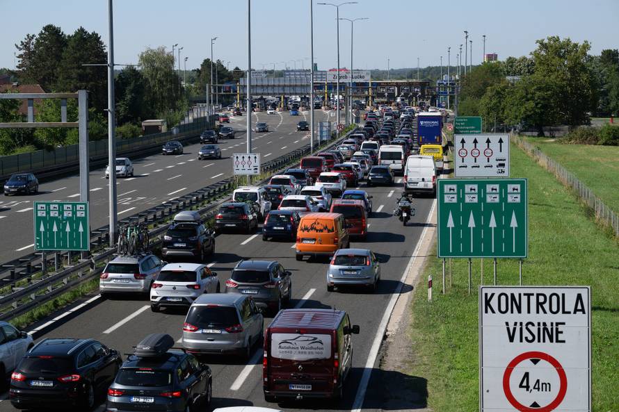 Zagreb: Pojačan promet u smjeru prema moru ispred NP Lučko