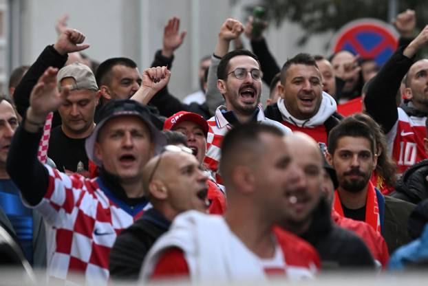 Prag: Hrvatski navijači u korteu idu do stadiona