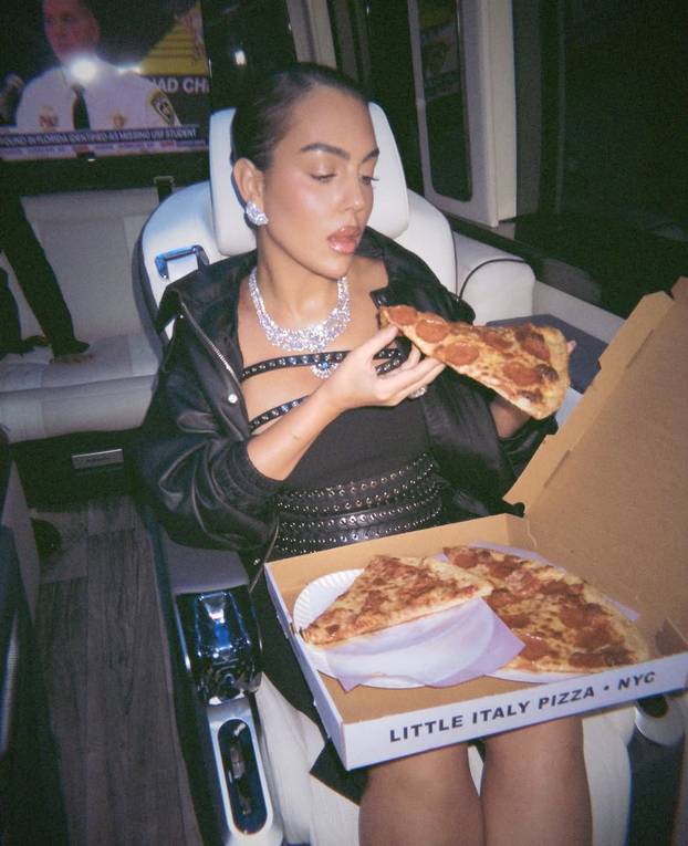 Ronaldova Georgina izbacila grudi pa ih obuzdavala remenom i slasno jela pizzu