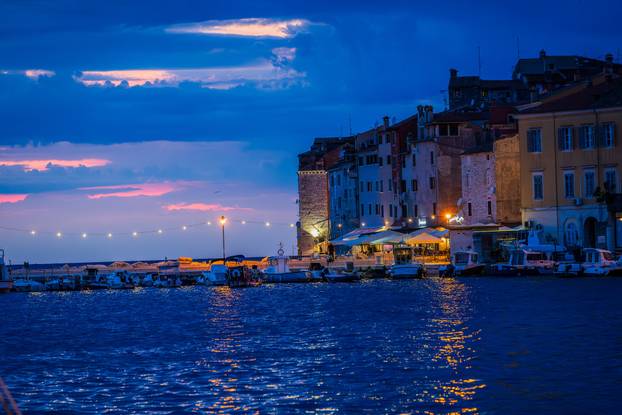 Gradske fotografije u sumrak grada Rovinja