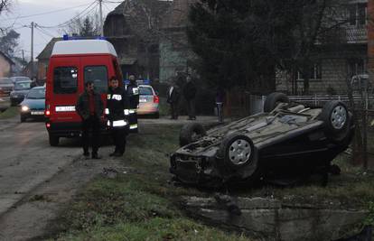 Sisak: Izgubio je nadzor nad vozilom pa završio na krovu