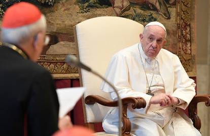 Vatikan steže remen: Papa reže plaće kardinalima i svećenicima