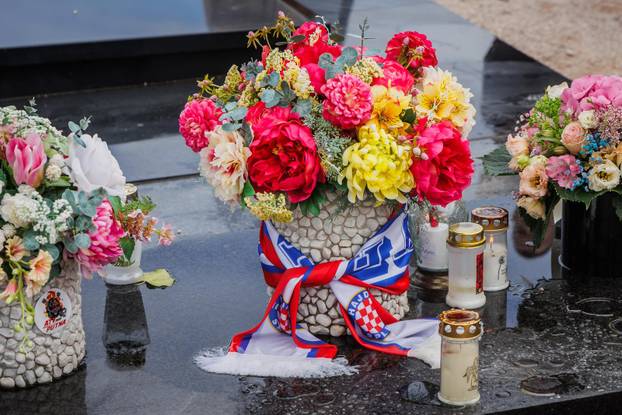 Vela Luka: Polaganje vijenaca na grobu Olivera Dragojevića povodom godišnjice smrti