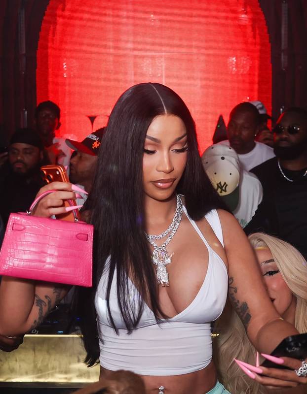 Cardi B 'partijala' s Teyanom Taylor: Na razuzdanom partiju pokazala je bradavice i guzu