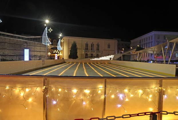 Šibenik zablistao adventskom ukrasnom rasvijetom