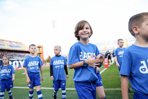Igrači Dinama i Rijeke s djecom na terenu u sklopu humanitarne akcije "Daruj otkucaj života"