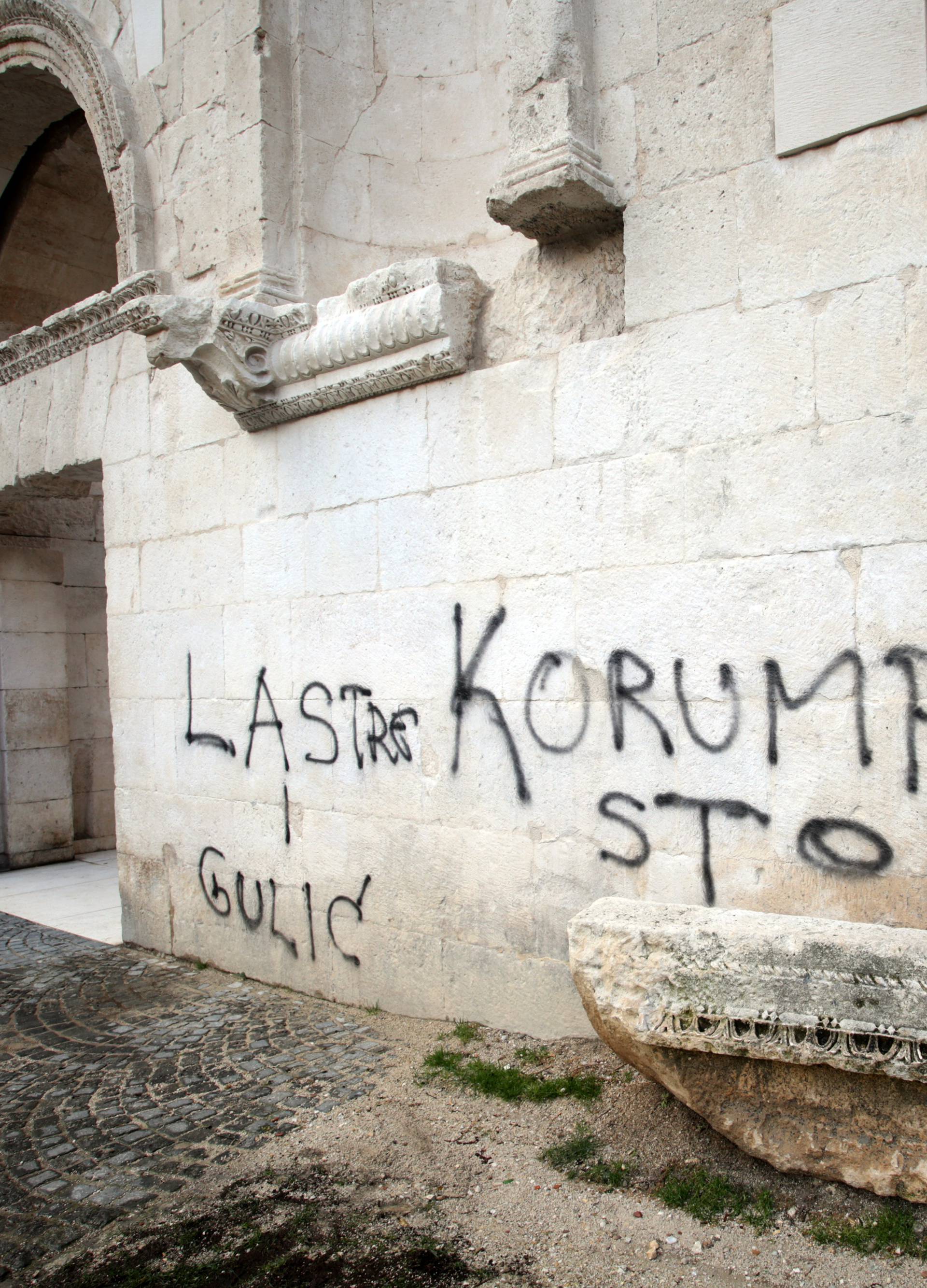 Split: Vandali grafitima uniÅ¡tili dio Dioklecijanove palaÄe