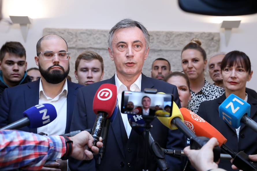 Zagreb: Miroslav Škoro predao je Drzavnom izbornom povjerenstvu kandidaturu za izbore