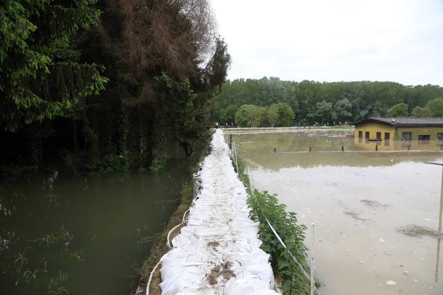 Kod Siska poplavljen kompleks za terapijsko jahanje nakon popuštanja nasipa