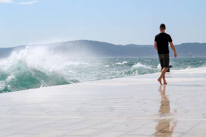 FOTO Jugo u Zadru uzburkalo more! Turiste oduševio prizor