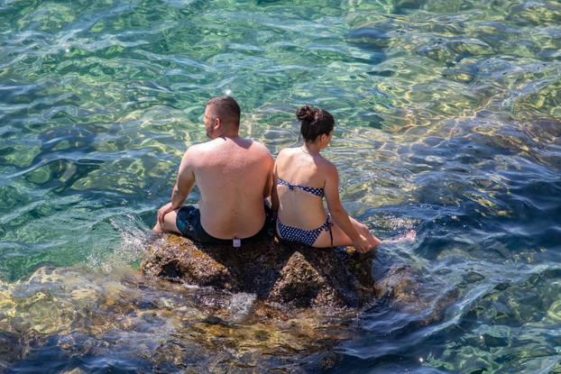 Dubrovnik: Plaža Banje je puna posjetitelja koji uživaju u moru