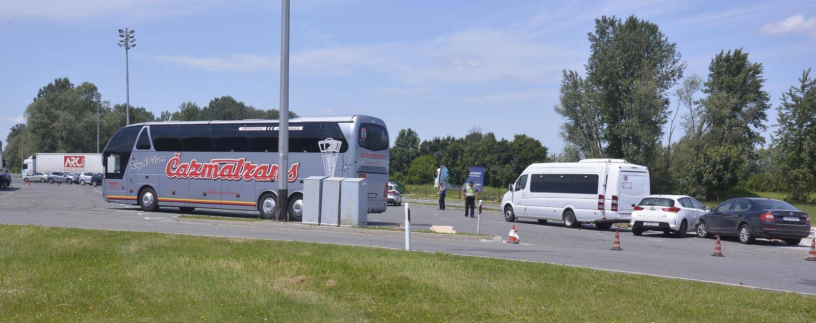 Kamion naletio na grupu ljudi na autocesti izmeÄu Novske i OkuÄana, dvije osobe poginule