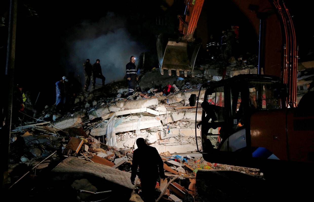 Turski par bio zarobljen 129 sati ispod ruševina: Njih su spasili, a njihove tri kćeri još uvijek traže