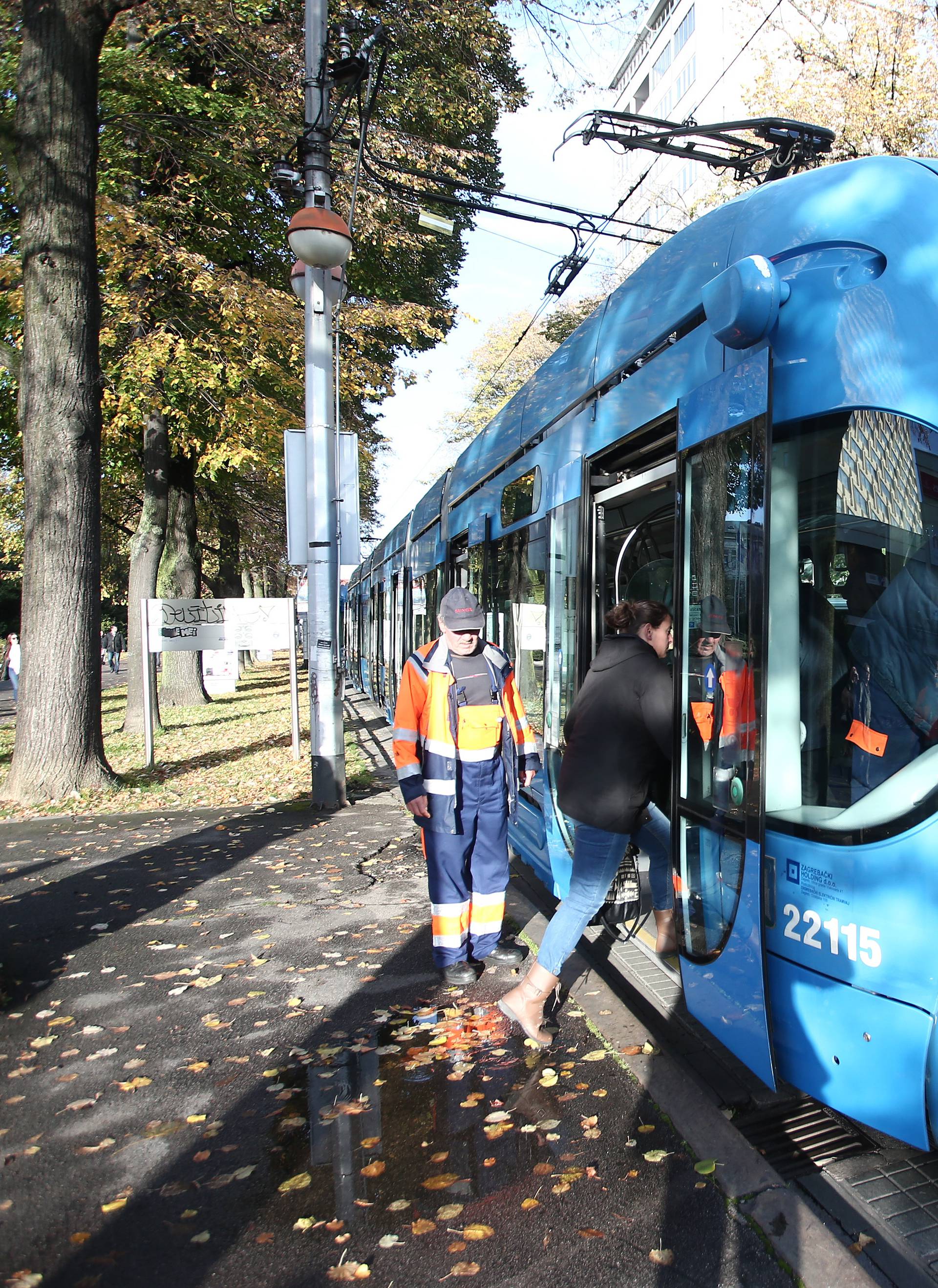 Pomagali: Pokvario se tramvaj u Zagrebu, gurali ga građani