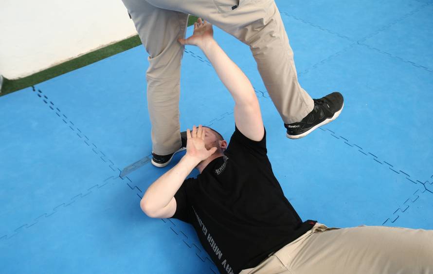 Naučite se spasiti od napada palicom, nožem i pištoljem!