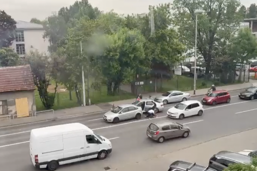 Policija u civilu uhitila dvojicu muškaraca na Selskoj