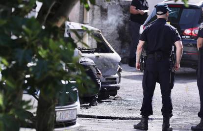 Buktinja progutala automobil u Splitu, još jedan je oštećen. Policija uhitila jednog čovjeka