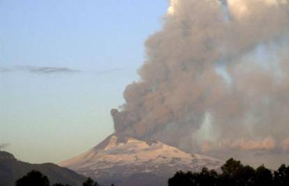 Tri tisuće metara visok vulkan eruptirao u Čileu