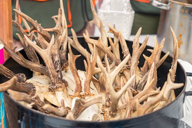 FOTO Omišljani uživali u 'bljak' klopi: Juha od kamika, rozi na bljak, šporka bruschetta...