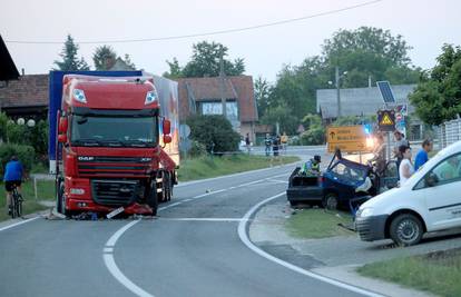 Teška nesreća: Automobil se izravno sudario s kamionom 