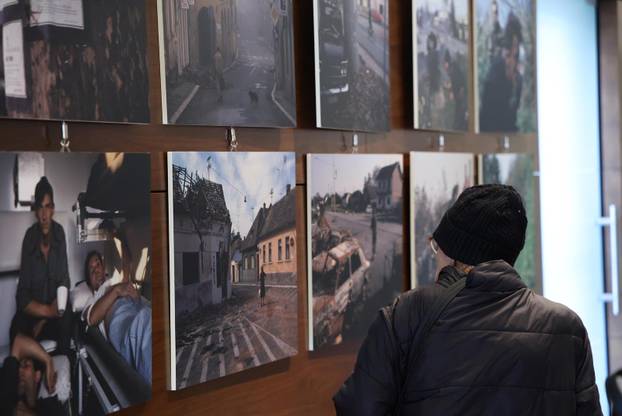 Vukovar: Otvorenje multimedijalne izložbe ratne fotografije "Vukovar 91"