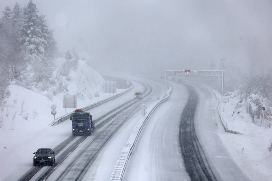 Zbog snijega otežan promet u Gorskom kotaru