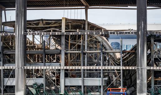 FOTO Pogledajte razmjere štete u Kaštelima: Vatrena stihija progutala skladište Pevexa