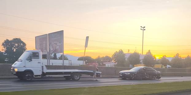 FOTO UŽASA Smrskani BMW na stupu, razbijeni Audi. Izvlačili ženu, muškarac visio s auta