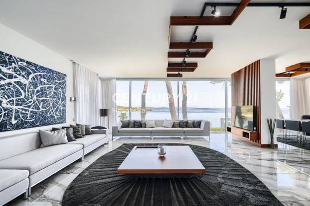 FOTO Vila na Dugom otoku je prvi red do mora i ima bazen! Pogodite za koliko se prodaje