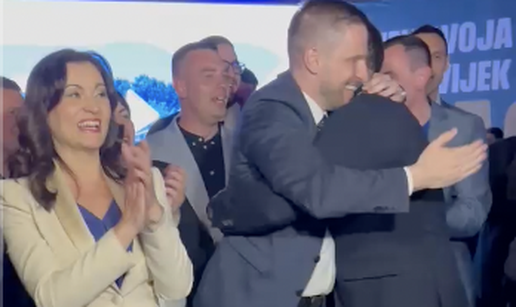 VIDEO HDZ-ovci se rasplesali na Thompsona. Radić i Tramišak slave dominaciju u Osijeku