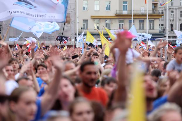 Zagreb: Dolazak hodočasnika Antunovskog hoda na Trg bana Josipa Jelačića