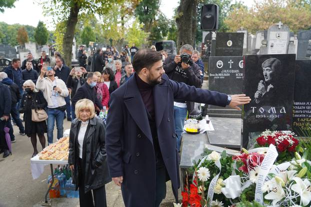 At the Central Cemetery marked the 30th anniversary of the death of the legendary bohemian and folk music singer Toma Zdravkovic.

Na Centralnom groblju obelezeno 30 godina od smrti legendarnog boema i pevaca narodne muzike Tome Zdravkovica.