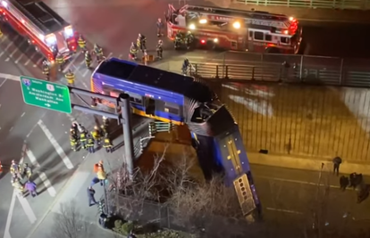 VIDEO Ovo nije film! Bus visio s nadvožnjaka, sedam ozlijeđenih